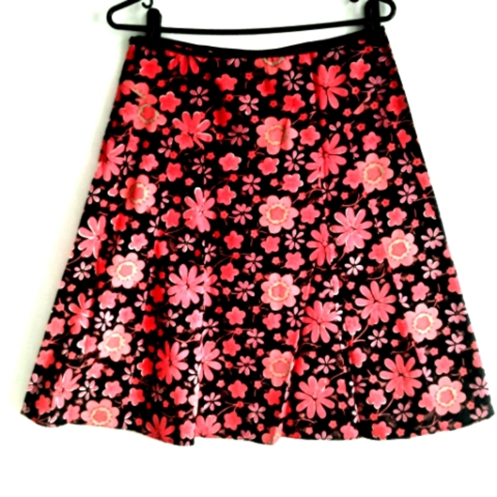 Fit and flare skirt in flower pattern
